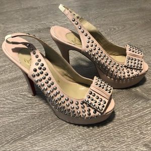 Peep toe pumps, Louboutin-like design